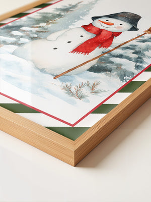 Schneemann mit rotem Schal Winterwald