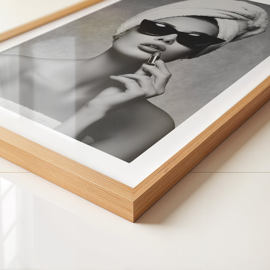 Elegante Frau Lippenstift S/W