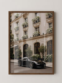 Porsche vor Pariser Blumenfassade