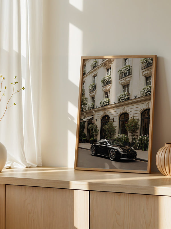 Porsche vor Pariser Blumenfassade
