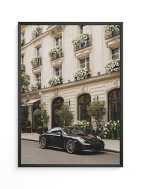 Porsche vor Pariser Blumenfassade