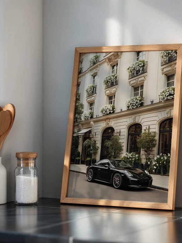 Porsche vor Pariser Blumenfassade