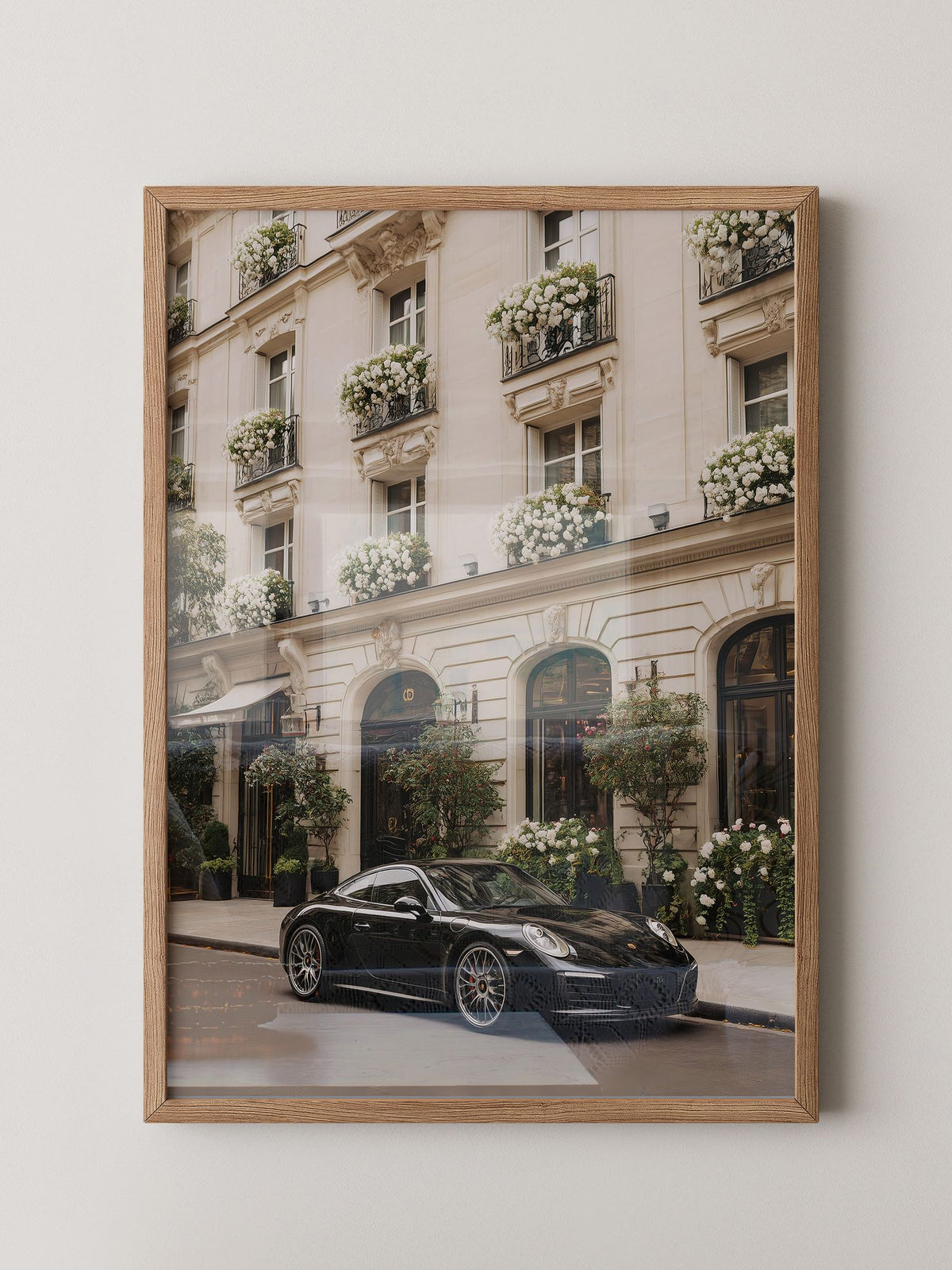 Porsche vor Pariser Blumenfassade