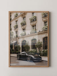 Porsche vor Pariser Blumenfassade