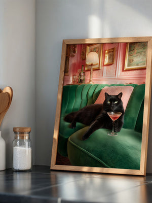 Schwarze Katze Couch Cocktailtrinken