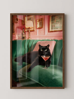 Schwarze Katze Couch Cocktailtrinken