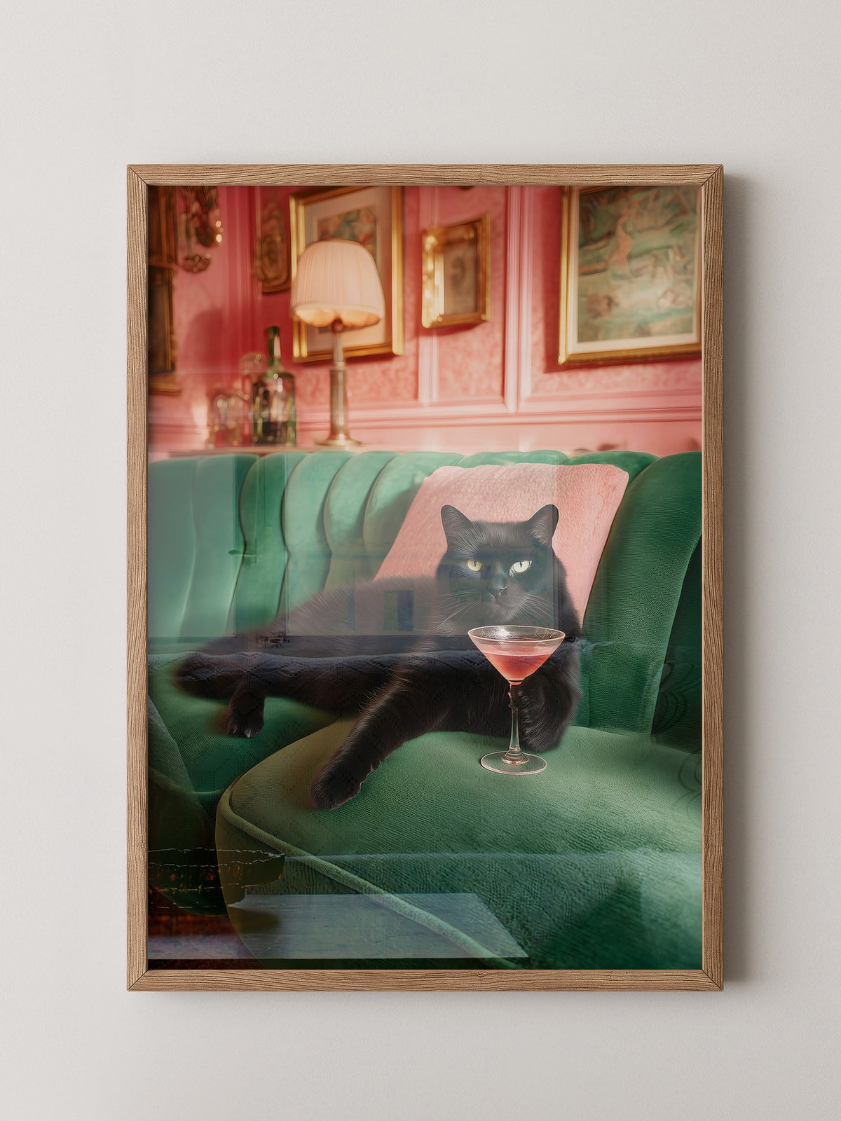 Schwarze Katze Couch Cocktailtrinken