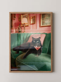 Schwarze Katze Couch Cocktailtrinken