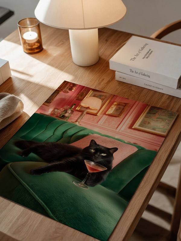 Schwarze Katze Couch Cocktailtrinken