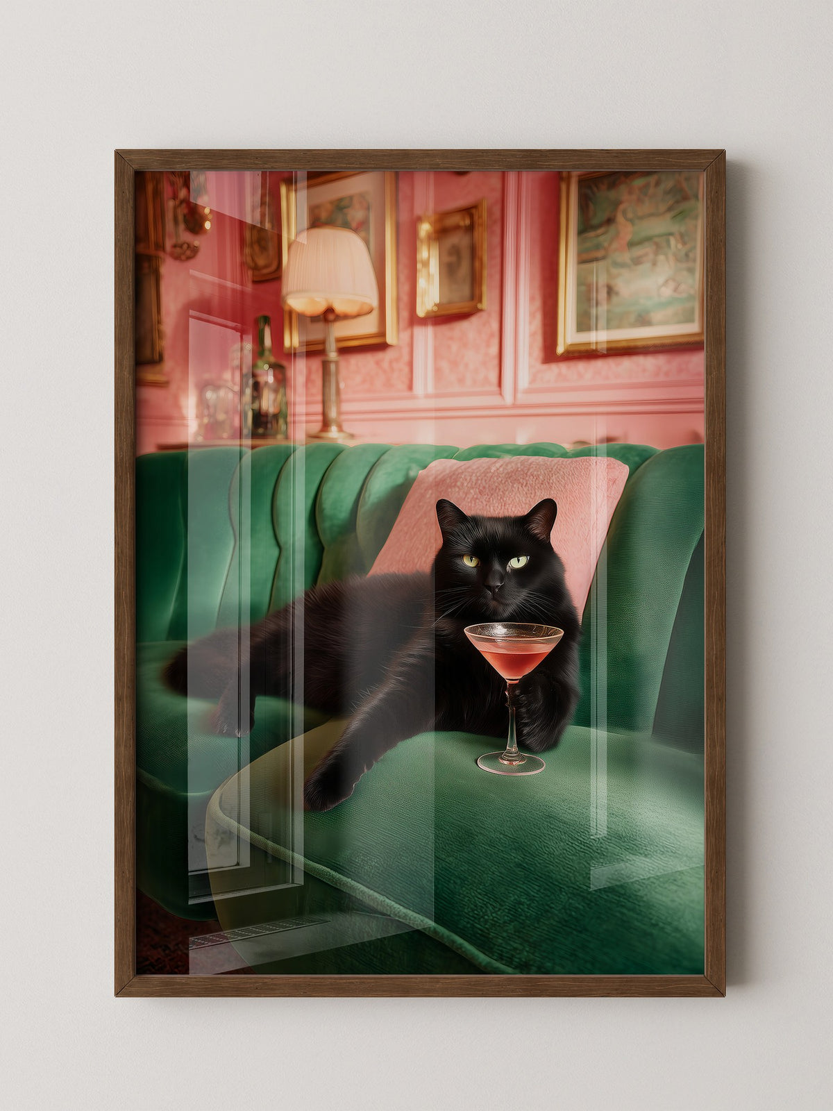 Schwarze Katze Couch Cocktailtrinken