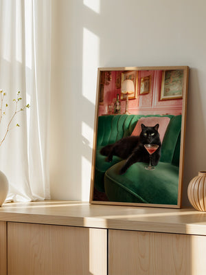 Schwarze Katze Couch Cocktailtrinken