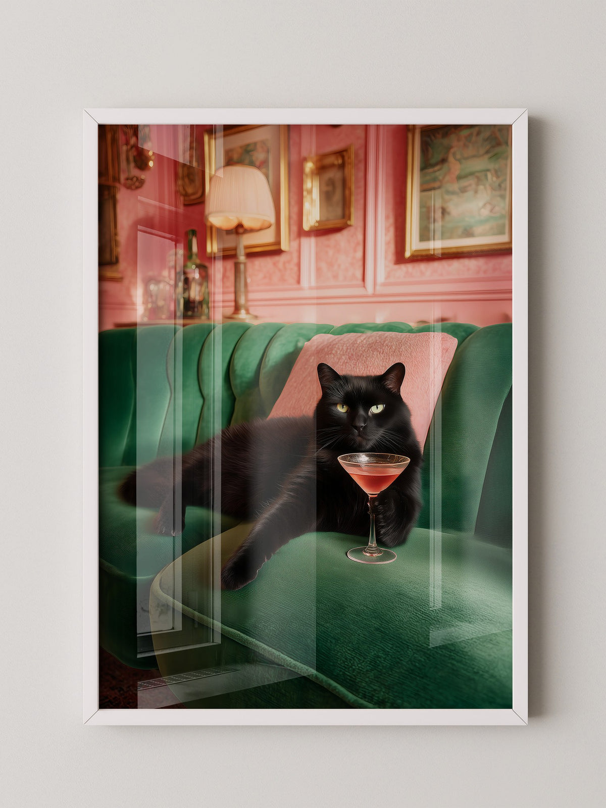 Schwarze Katze Couch Cocktailtrinken