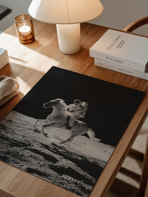 Astronaut reitet Pferd Mondlandschaft