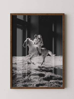 Astronaut reitet Pferd Mondlandschaft