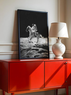 Astronaut reitet Pferd Mondlandschaft