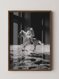 Astronaut reitet Pferd Mondlandschaft