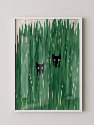 Schwarze Katzen im hohen Gras