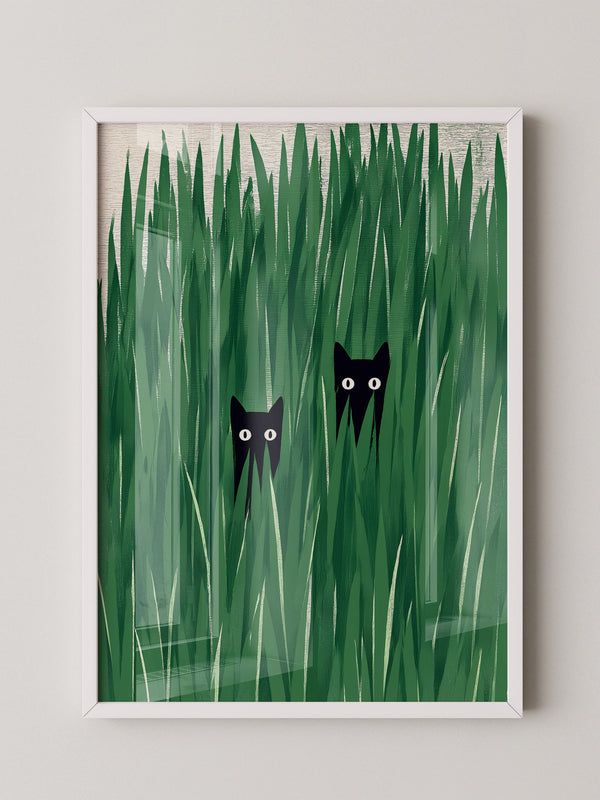 Schwarze Katzen im hohen Gras