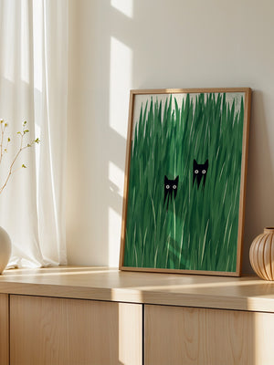 Schwarze Katzen im hohen Gras