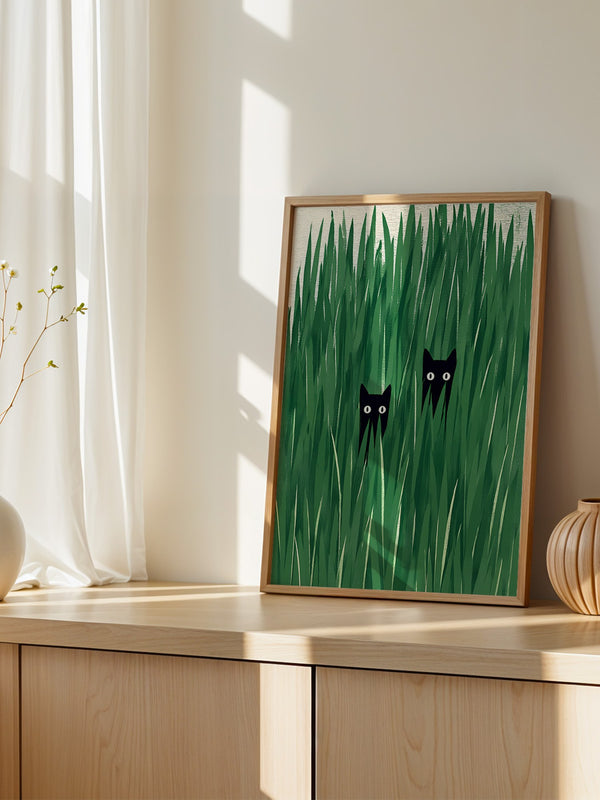 Schwarze Katzen im hohen Gras