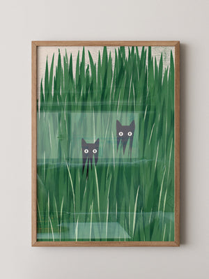 Schwarze Katzen im hohen Gras