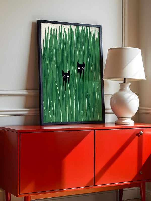 Schwarze Katzen im hohen Gras