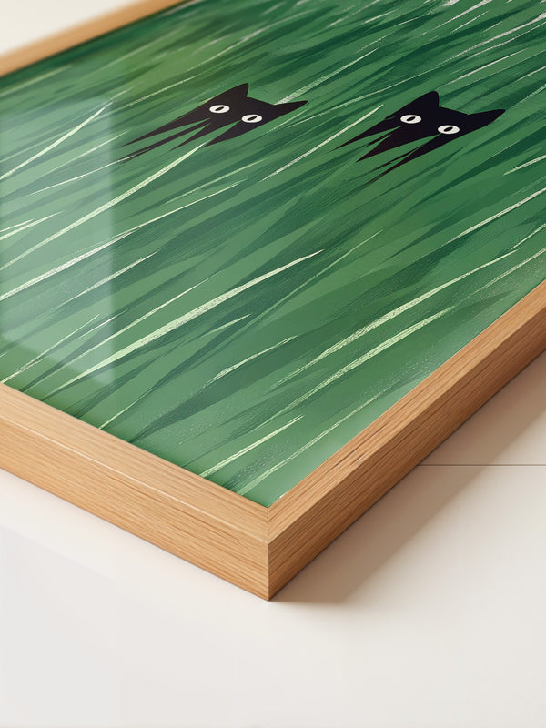 Schwarze Katzen im hohen Gras