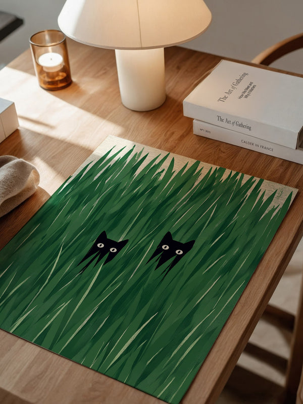 Schwarze Katzen im hohen Gras