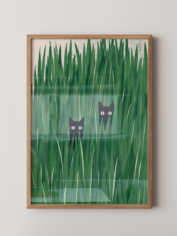 Schwarze Katzen im hohen Gras