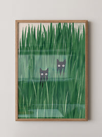 Schwarze Katzen im hohen Gras