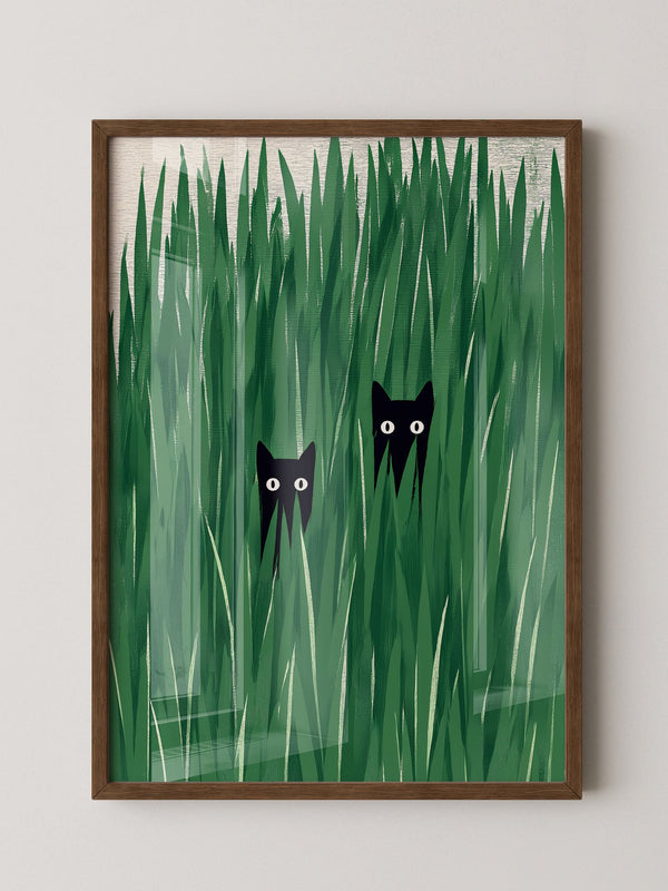 Schwarze Katzen im hohen Gras