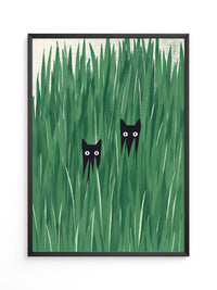 Schwarze Katzen im hohen Gras