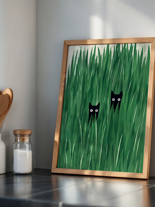 Schwarze Katzen im hohen Gras