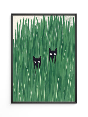 Schwarze Katzen im hohen Gras