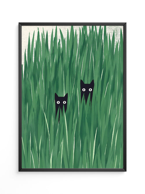 Schwarze Katzen im hohen Gras