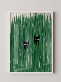 Schwarze Katzen im hohen Gras