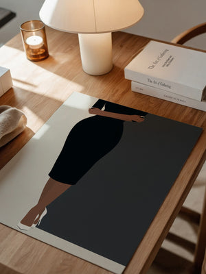 Dame im schwarzen Kleid minimalistisch