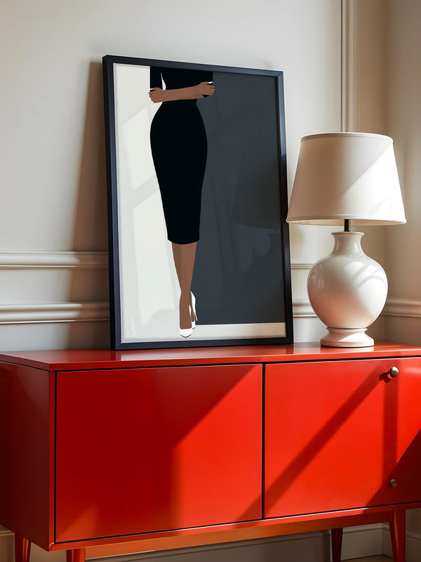 Dame im schwarzen Kleid minimalistisch