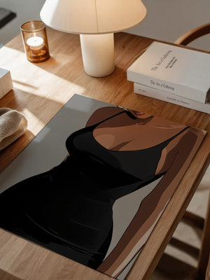 Frau im Schwarzen Kleid minimalistisch