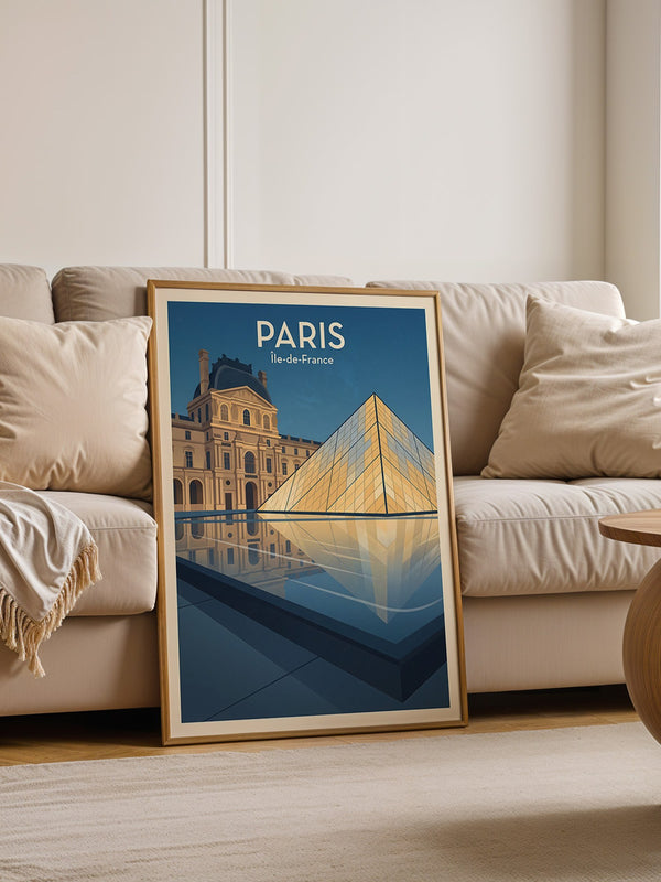 Louvre Pyramide reflektierend