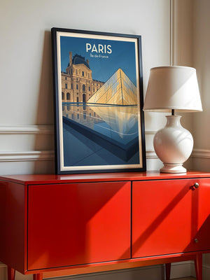 Louvre Pyramide reflektierend