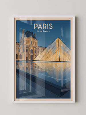 Louvre Pyramide reflektierend