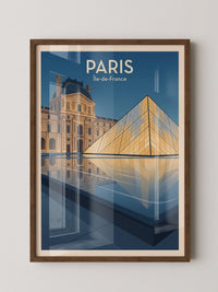 Louvre Pyramide reflektierend
