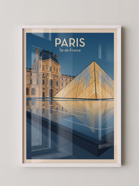 Louvre Pyramide reflektierend