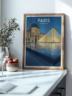 Louvre Pyramide reflektierend