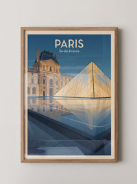 Louvre Pyramide reflektierend