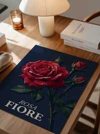Rote Rose vor Dunkelblau