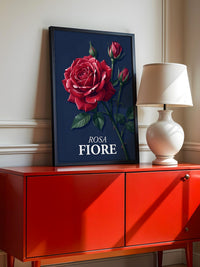 Rote Rose vor Dunkelblau