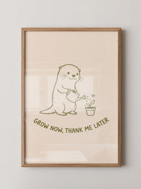 Niedlicher Otter pflanzt Liebe