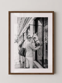 Reiterin mit Pferd vor Boutique S/W